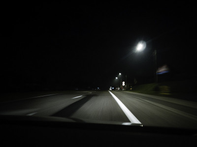 夜间行驶的道路穿透了挡风玻璃