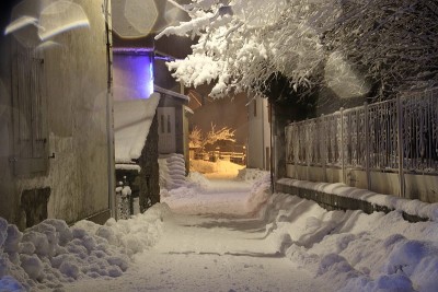 比利牛斯山夜晚村庄街道上的雪