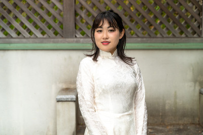 穿着奥戴的女人