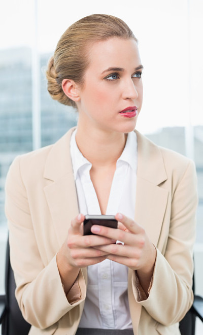 沉思迷人的女商人短信