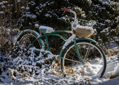 覆盖着雪的老式自行车。