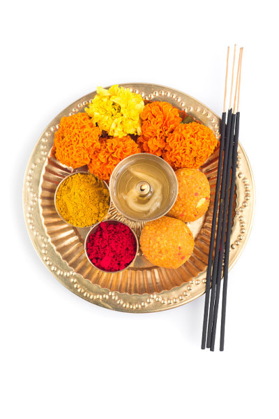 装饰精美的普加塔利，用于节日庆典崇拜，haldi或姜黄粉和kumkum，花，香棒在黄铜盘，印度教普加