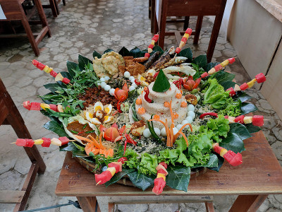 米饭Tumpeng。圆锥形黄米。一种带有配菜的印尼节日饭。印尼食品