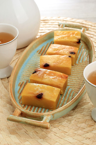 自制的Prol胶带或白板上的Bolu Tapai。Prol Tape是印度尼西亚的传统蛋糕，由发酵的