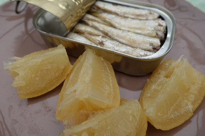 橄榄油沙丁鱼罐头和蜜饯柠檬