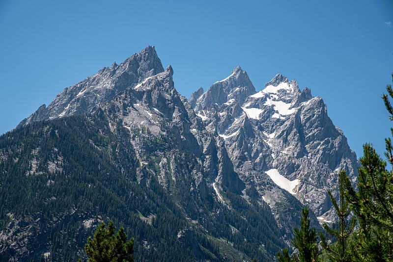 珍妮湖畔的大提顿峰