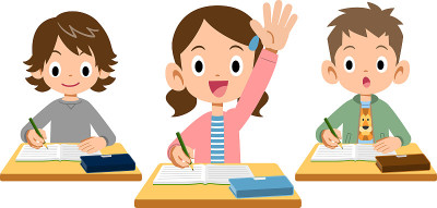 在课堂上举手发言的小学女生