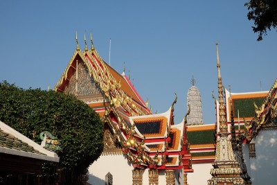 下午在佛教寺院的院子里。东南亚的宗教建筑。