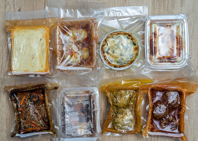 不同盘子的真空包装的准备食品即食。概念健康食品，快餐，
