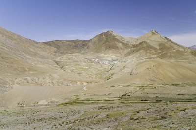 美丽的山谷，在夏天可以看到偏远的村庄和喜马拉雅山。印度Chicham,‌。