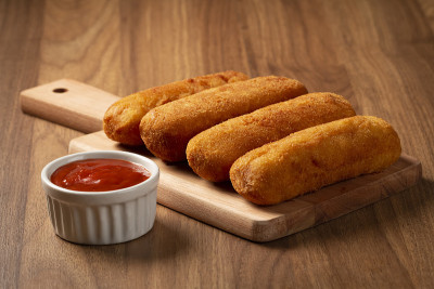 炸Risol或Risol。以奶酪和火腿填充的Risoles。