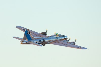 二战轰炸机(B-17飞行堡垒)在美丽的夕阳下
