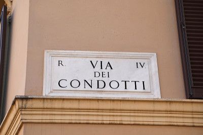 在意大利罗马的街道名称叫via dei Condotti