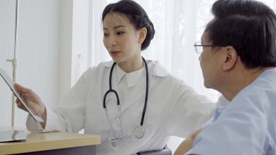 医生在医院或诊所照顾病人。医疗保健的概念。