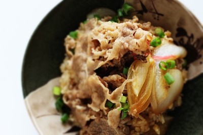 日式料理，炖牛肉和洋葱拌饭