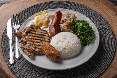典型的巴西菜叫做virado a paulista。前视图。