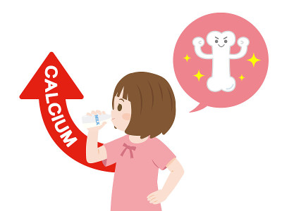 女孩喝牛奶