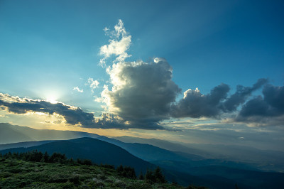 喀尔巴阡山脉的夕阳和美丽的天空