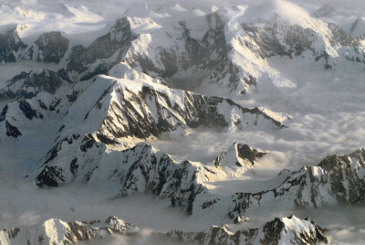 阿拉斯加-在山峰上融化的雪的航空全景图