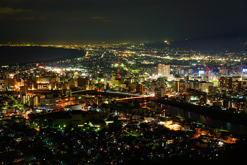 日本静冈县沼津市的夜景