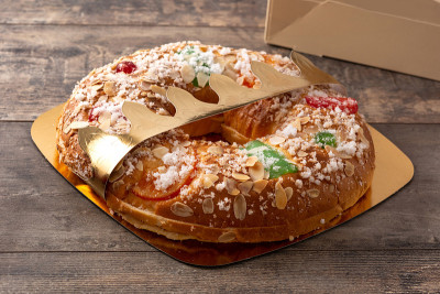 西班牙典型的主显节蛋糕“Roscon de Reyes”
