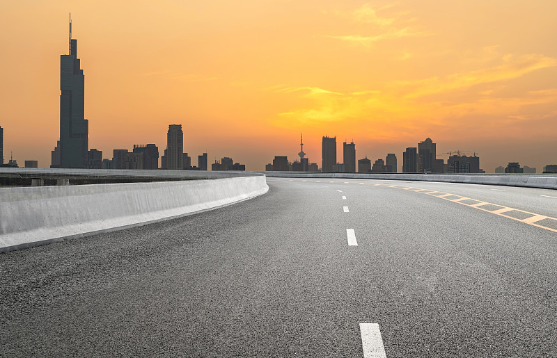 中国南京的高速公路背景和城市风景