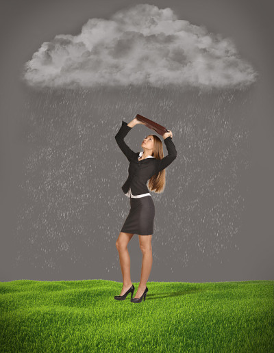 女商人躲在雨中的皮包里