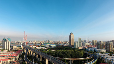 阳光明媚的日子里，上海杨浦大桥和城市景观尽收眼底，长时间曝光景观。