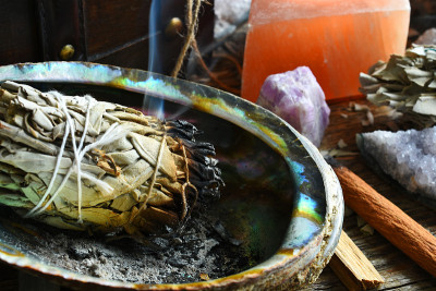 燃烧白色鼠尾草涂抹束