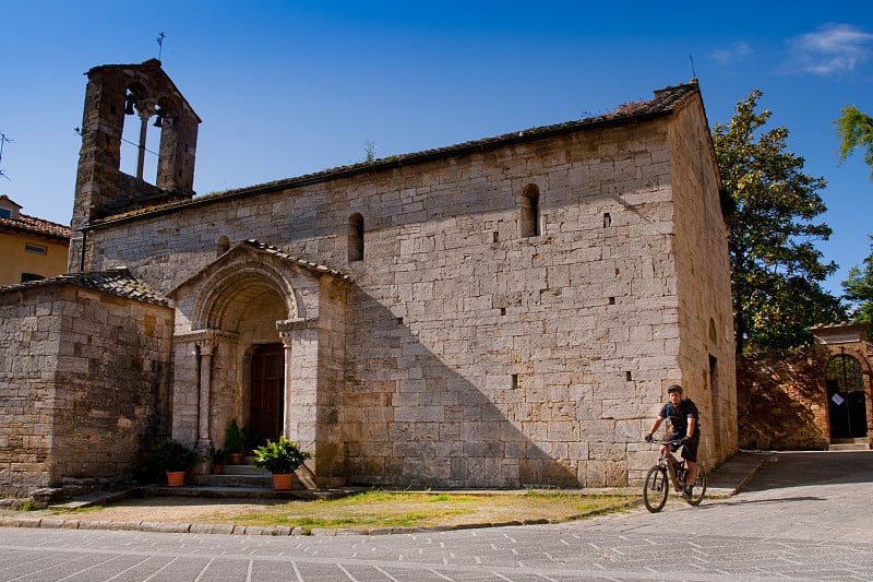 Val d'Orcia，锡耶纳，托斯卡纳，意大利-远足山地自行车