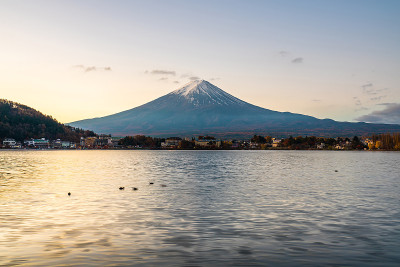 富士山鸟瞰图。日本的标志性山峰。富士山傍晚日落景观，川口町，山梨，日本。