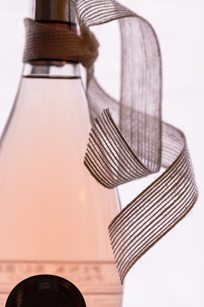 粉色Rosé带丝带的庆祝酒瓶的特写