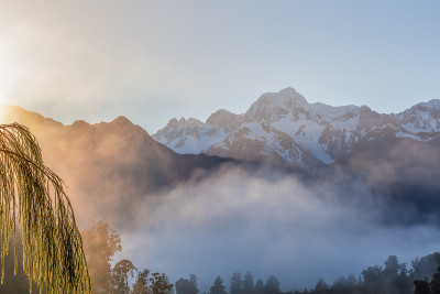 从马西森湖眺望南阿尔卑斯山，晨雾蒙蒙