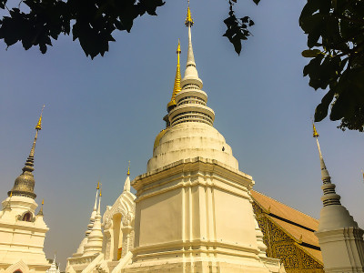 美丽的金色和白色宝塔斯里兰卡风格在Wat Suan Dok(花园寺庙)与蓝天背景。Wat Suan 