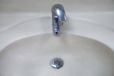 关闭马桶内的水龙头、排水口及洗脸盆。在看。