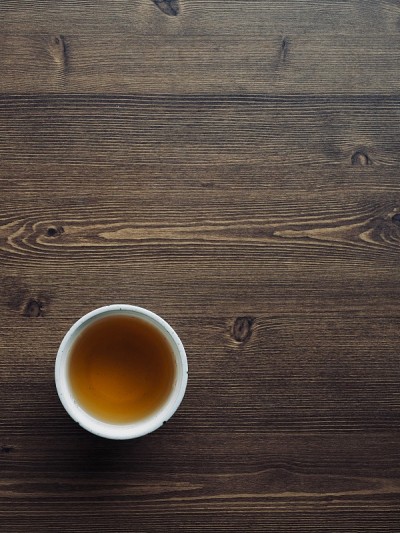 用木板和瓷杯泡茶，红茶
