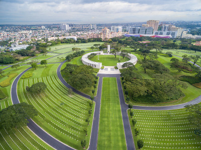 马尼拉美国人公墓和纪念馆。位于Fort Bonifacio，塔圭市，大马尼拉。它是二战期间阵亡美军人