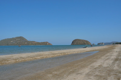 海浪拍打着棕色的沙滩