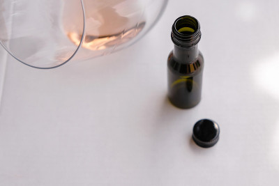 空的葡萄酒样品瓶和酒杯在白色的背景。副本的空间。