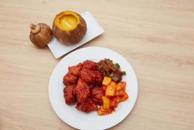 俯视图，糖醋排骨菜肴摆在桌上