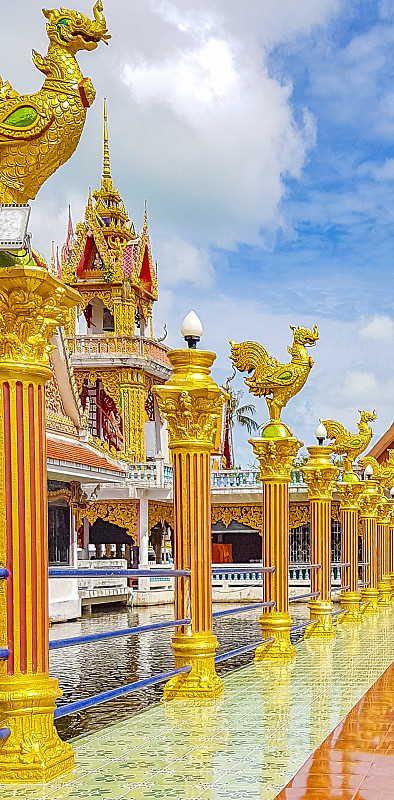 美丽的泰国苏拉特他尼岛苏梅岛上的Wat Plai Laem寺庙里五颜六色的建筑和雕像