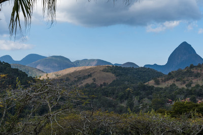 天与一些云彩在山上和小山在Itaipava, Petrópolis。巴西里约热内卢山区。鸟瞰图。有选
