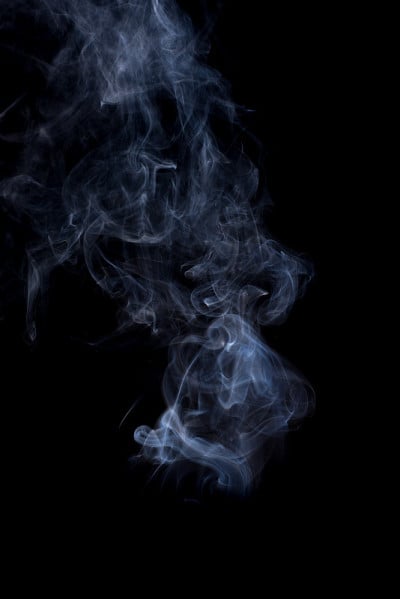 黑色背景上的烟的运动。