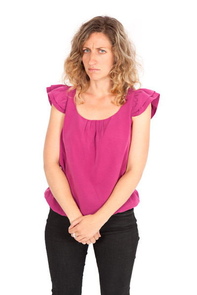 美丽的女人在不同的衣服里有不同的表情