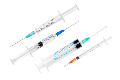各种注射器隔离在白色背景上