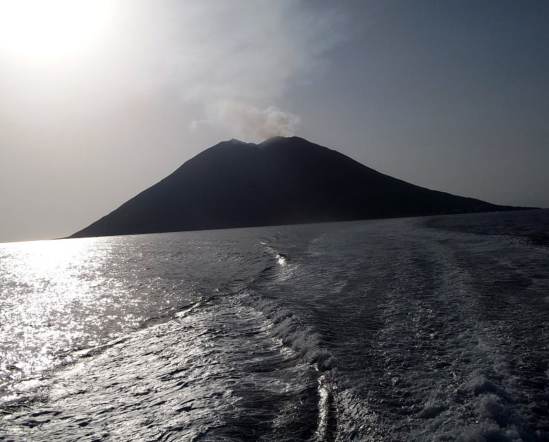 火山和斯特龙博利岛。