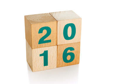 木质立方体展示2016年。孤立的白色与剪辑路径。