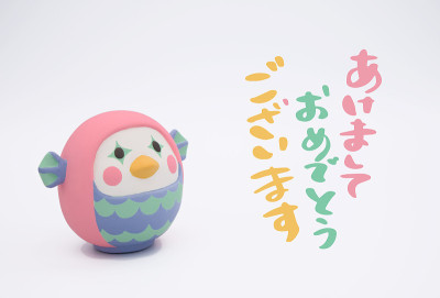 这是一张由黏土雕塑“阿马比”(Amabie，日本传统人物)制作的新年贺卡。