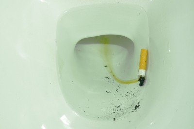 厕所下水道里的香烟过滤嘴