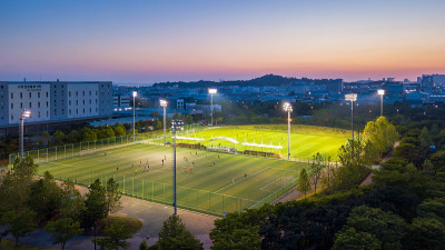 鸟瞰图，仁川工业园区的日落和球员足球场的夜晚。